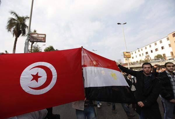 Inspiriert von der Revolution in Tunesien demonstrieren die Regierungsgegner für einen Systemwechsel.