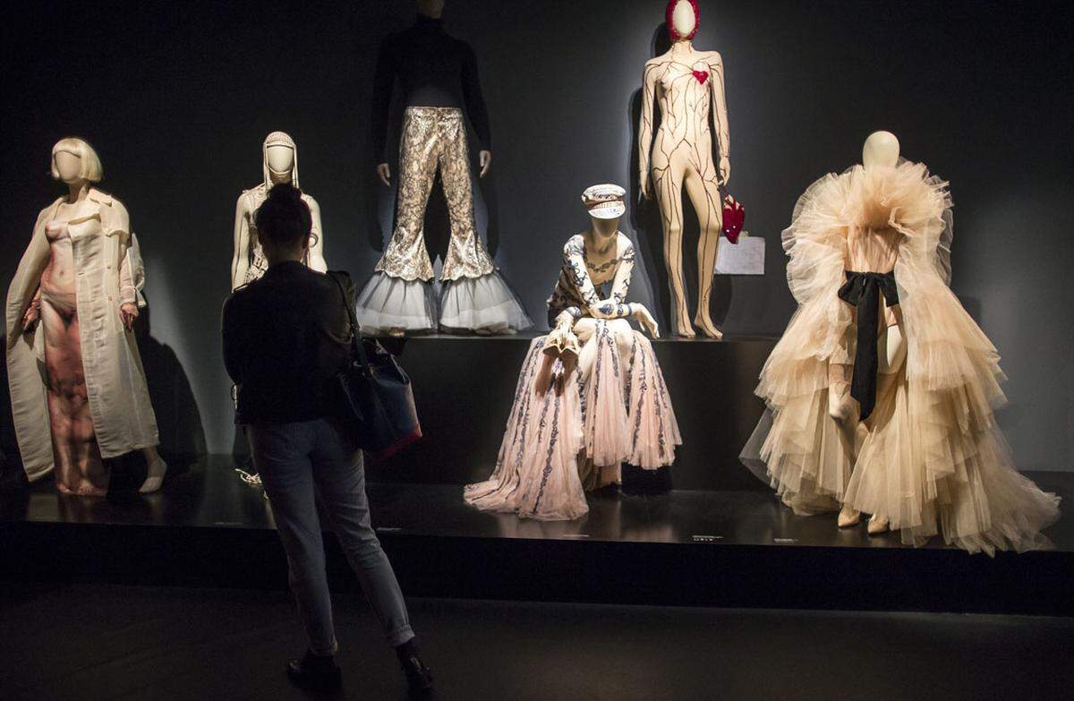 Nach New York, London und Rotterdam macht Jean Paul Gaultier mit seiner Mode-Ausstellung nun in Paris halt - vor neuer Kulisse und mit neuen Outfits. Mehr als 175 Traumkreationen sind zu sehen, mehr als je zuvor.