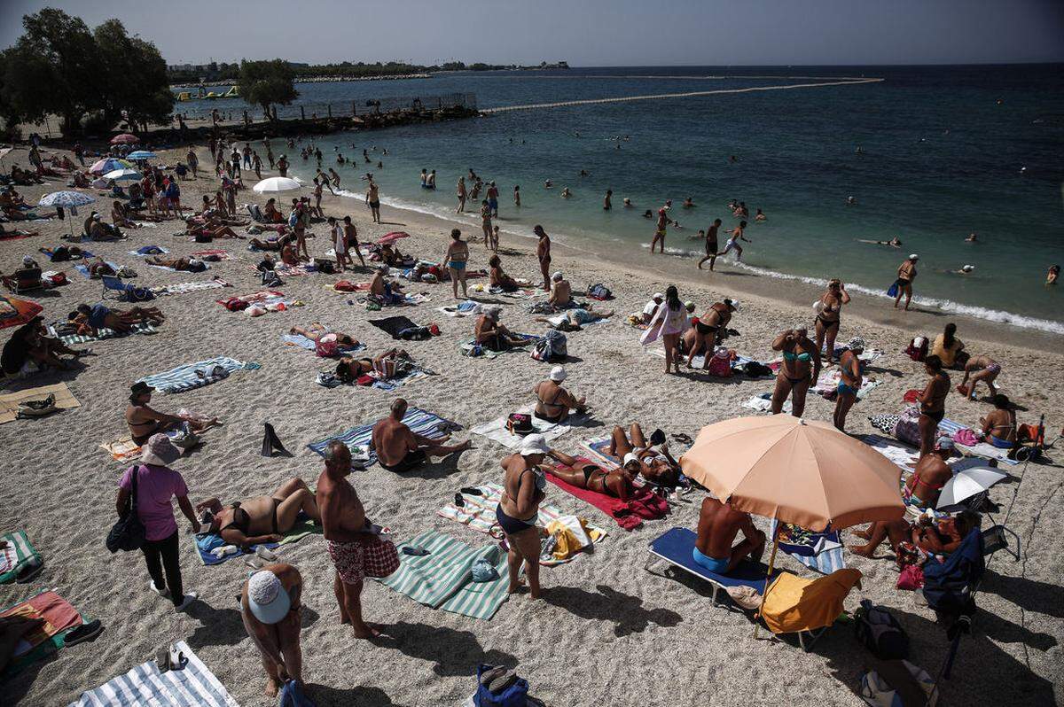 Ausländische Besucher können weiter unbegrenzt Geld an Automaten des Urlaubslandes abheben. Die Einschränkungen würden nicht für Besucher aus dem Ausland gelten, wenn diese "mit einer in ihrem Herkunftsland ausgestellten Kreditkarte Transaktionen und Abhebungen" vornehmen wollten, teilte die Regierung in Athen mit.