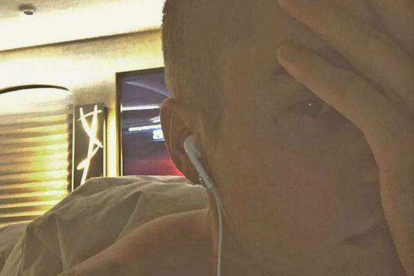 Der 22-jährige kanadische Popstar Justin Bieber hat sich ein neues Bekenntnis in Gesicht stechen lassen. Ein Minikreuz liegt nun direkt unter seinem rechten Auge.