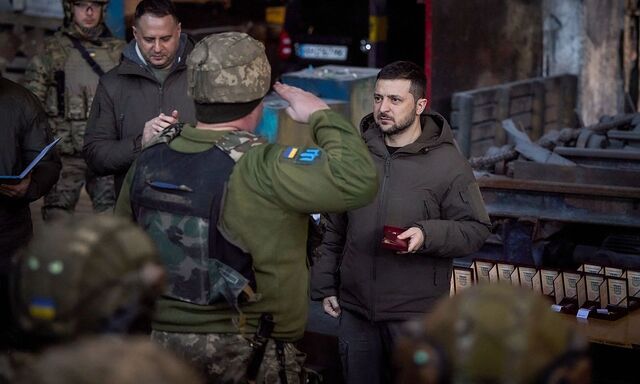 Selenskij besuchte am Dienstag die frontnahe Stadt Bachmut.