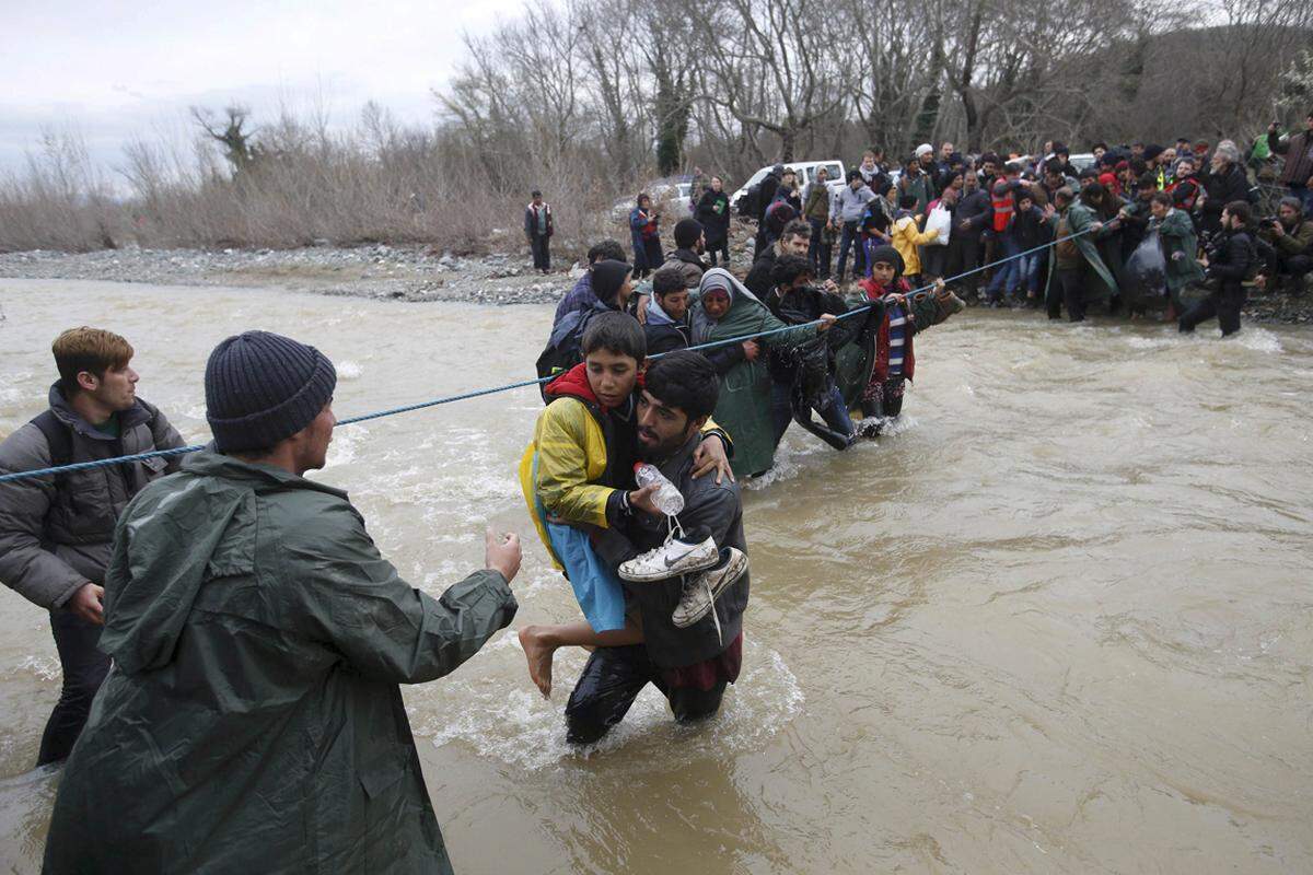 14. März. Es sind Bilder wie diese, die die ersten paar Monate im Jahr 2016 prägten: Nach kilometerlangem Marsch versuchten hunderte Flüchtlinge und Migranten auf dem Weg über Mazedonien auf der Balkan-Route den Fluss Suhareka an der griechisch-mazedonischen Grenze zu überqueren. Bald stoppten Soldaten den illegalen Tross.