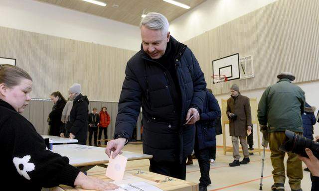 Ex-Außenminister Haavisto bei der Stimmabgabe.