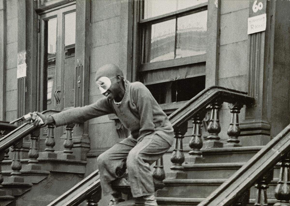 Wieder das auch surrealistische Spiel mit der Maske. Helen Levitt: New York, 1940