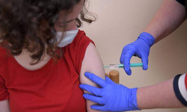 17.05.2021, Impfen von Kindern, (Symbolbild). Ein 13 Jaehriges Schulmaedchen bekommt eine Corona-Impfung. (Model Release
