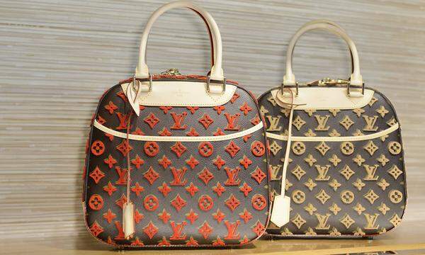 Unter dem Schlagwort "rent a bag" finden sich im Internet zahlreiche Anbieter, die Luxusmode und -Taschen vermieten. Für 75 britische Pfund (84 Euro) ist etwa eine kleine Tasche des Luxuslabels Louis Vuitton für eine Woche zu haben. 
