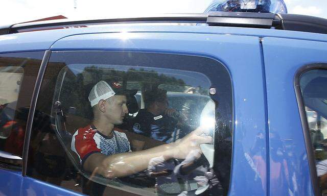 Russische Fußballfans werden von der Polizei in Marseille in Gewahrsam genommen.