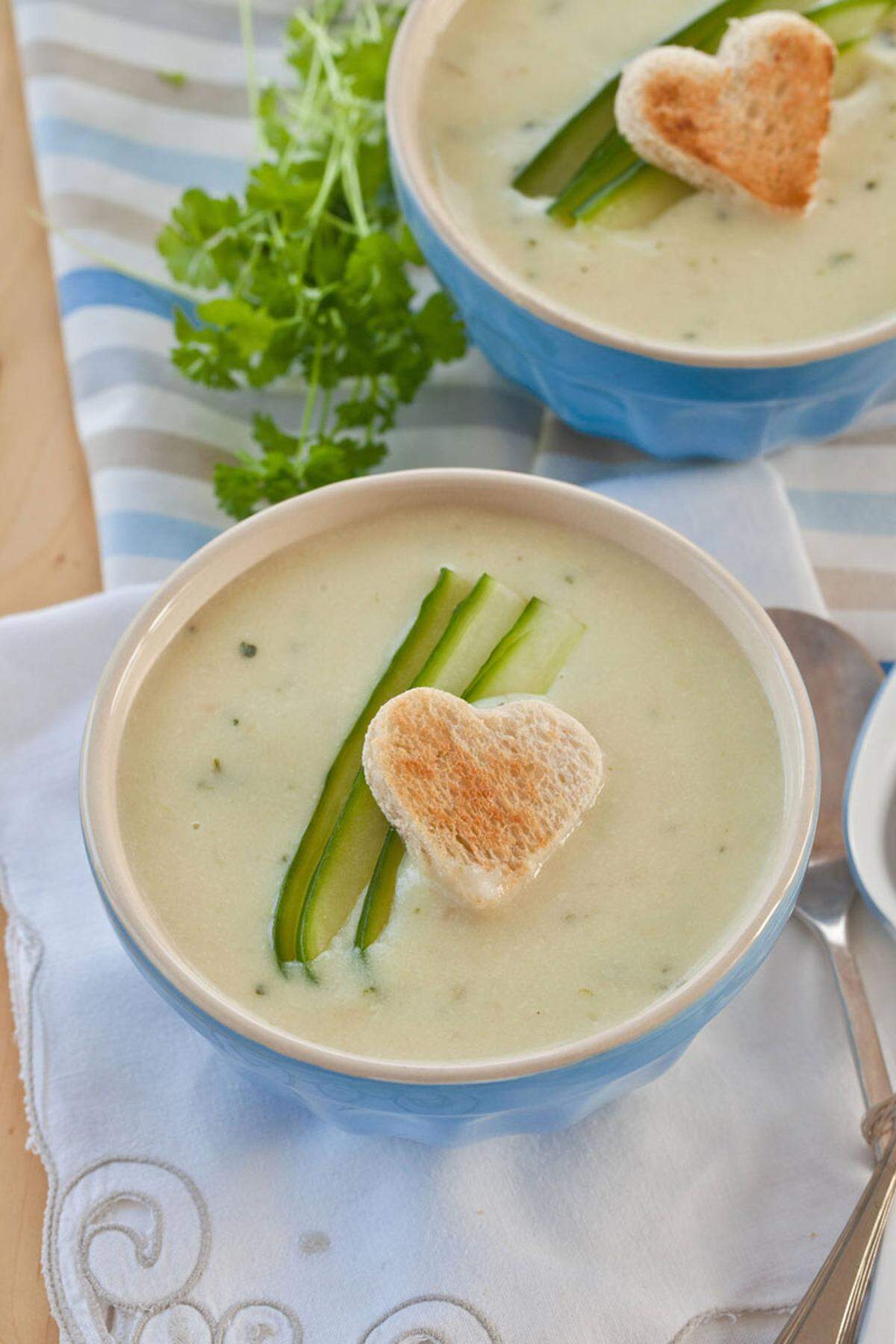 Die kalte Gurkensuppe hat man in ca. 10 Minuten im Topf. Die geschälten, zerkleinerten Gurken gemeinsam mit Rahm, Knoblauch, Dillzweigen (Menge nach Vorliebe), etwas Salz, Pfeffer, Kümmel, Balsamicoessig und Olivenöl pürieren. Anschließend mit Brühe verdünnen und kalt stellen. "Aufmotzen" lässt sich die Gurkensuppe zum Beispiel mit Flusskrebsen.  Einkaufsliste: 2 Gurken, 1 Becher Sauerrahm, 1 Knoblauchzehe, Dille, 300 ml Bouillon.