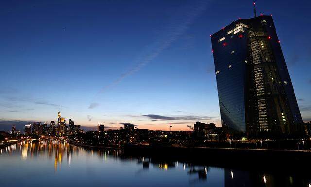 Die EZB-Zentralbank spielt eine wichtige Rolle, wenn es darum geht, die Wirtschaftskrise in der EU zu überstehen, sagt der Chef-Ökonom der ING-Bank.