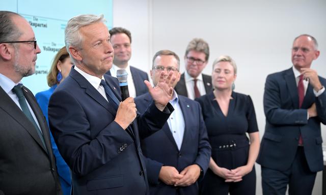 ÖVP-Spitzenkandidat Reinhold Lopatka wurde trotz des Absturzes in der Parteizentrale bejubelt