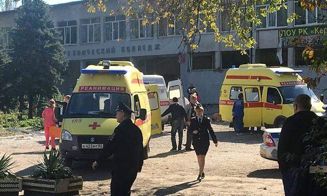 Rettungskräfte am Mittwochnachmittag am Schauplatz der Bluttat in Kertsch ganz im Osten der Krim.