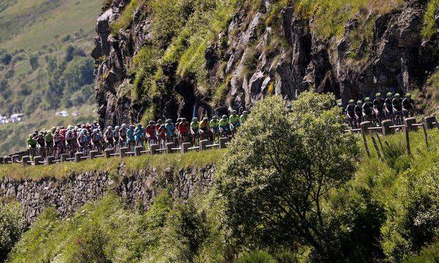 Solche Bilder liefert nur die Tour de France: Der Tross zieht in die Berge, durch das Zentralmassiv. 