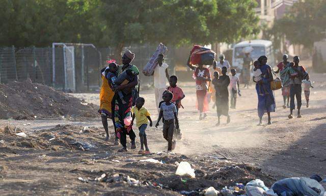 Menschen fliehen aus dem Krisengebiet. Die internationale Gemeinschaft hat laut Experten "zu wenig, zu spät" getan, um die Kämpfe zu stoppen.