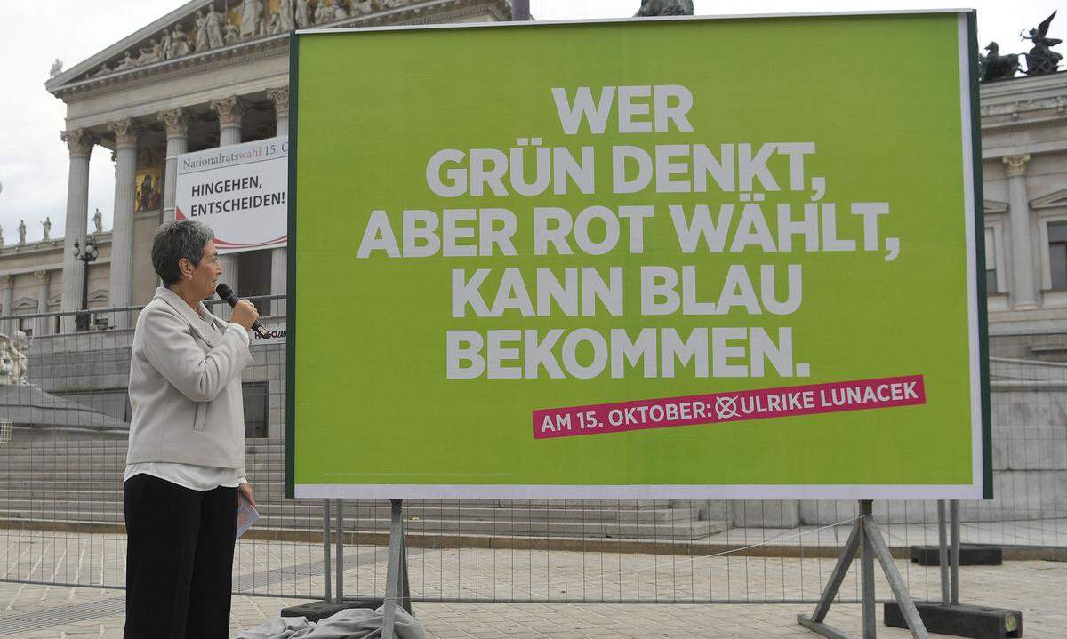 Das letzte Plakate der Grünen hingegen kommt gänzlich ohne Bilder aus. Auf grünem Hintergrund ist in weißer Schrift lediglich festgehalten: "Wer grün denkt, aber rot wählt, kann blau bekommen" - eine Anspielung auf die Dirty-Campaigning-Affäre. Spitzenkandidatin Ulrike Lunacek will damit "enttäuschte SPÖ-Wähler einladen, ein Stück des Weges mit den Grünen zu gehen".
