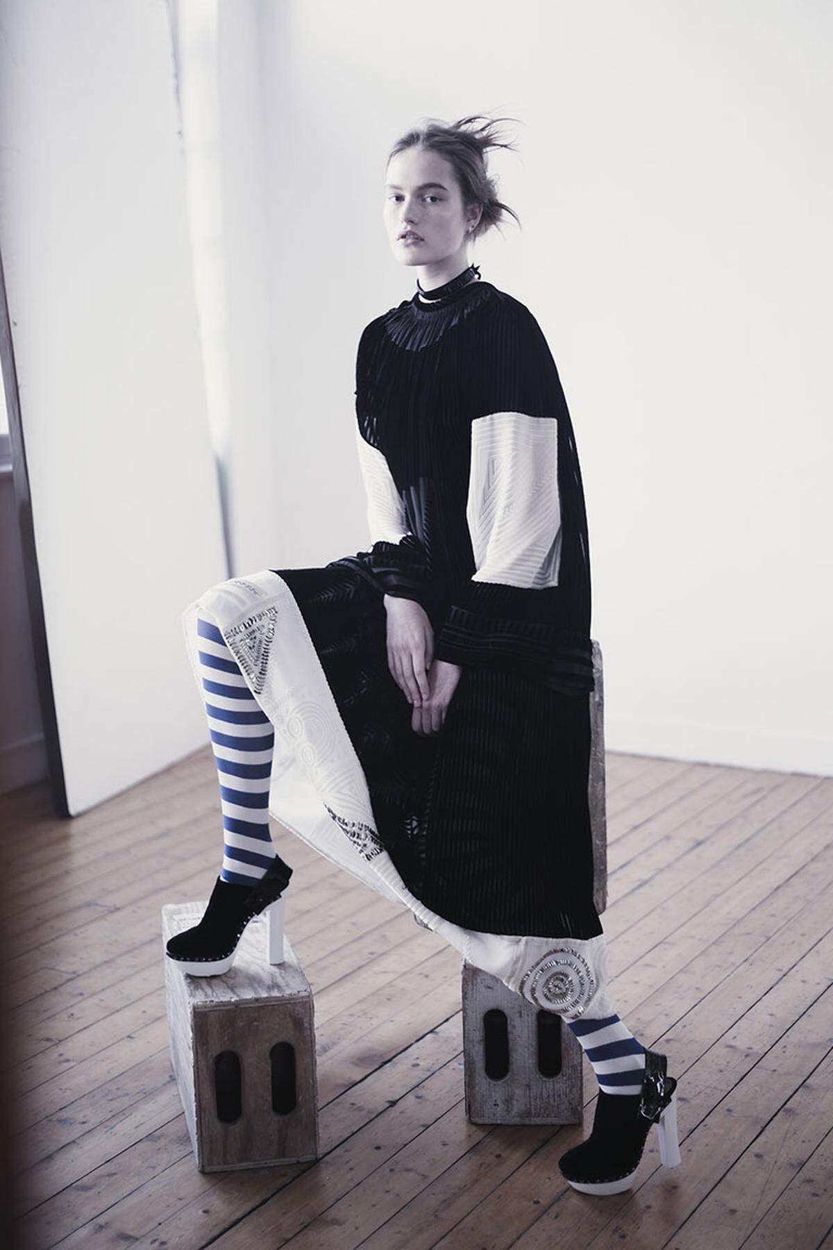 Mousseline- und Samtkleid mit Ringelstrümpfen und Pantoffeln von Jean Paul Gaultier Haute Couture.