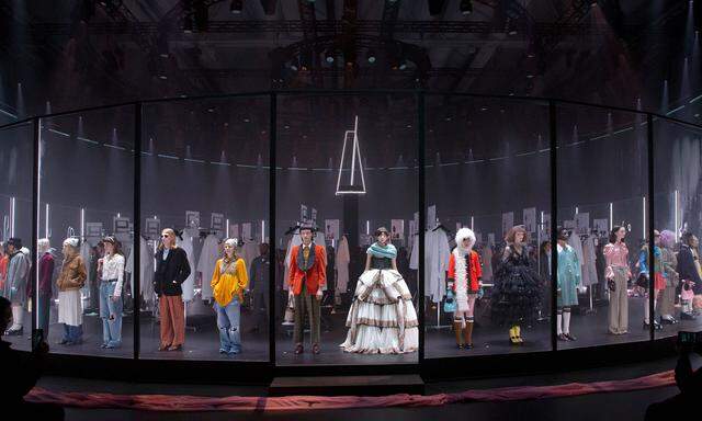 Vor den Vorhang! Das Defilee der aktuellen Kollektion von Gucci wurde im März als Backstage-Spektakel inszeniert. 