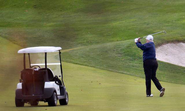 Dass Präsident Donald Trump derzeit lieber Golf spielt, als für eine geordnete Amtsübergabe zu sorgen, stößt jetzt auch seinen Parteifreunden sauer auf.