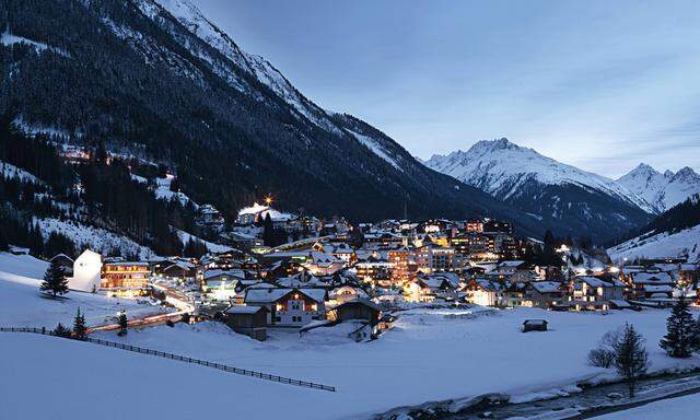 Austria Tyrol view on Ischgl in winter at dusk PUBLICATIONxINxGERxSUIxAUTxHUNxONLY ABF000651