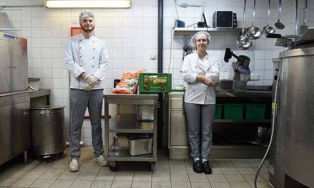 Was wird gekocht, wie viel Salz kommt in die Suppe? Thomas und Pauline behalten in der Canisibus-Küche den Überblick. 
