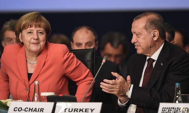 Die deutsche Kanzlerin Angela Merkel war beim UN-Nothilfegipfel in Istanbul zu Gast und besprach mit dem türksichen Präsidenten Recep Tayyip Erdogan auch die angestrebte Visafreiheit.