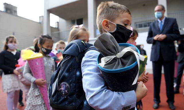 Tafelklassler tragen heuer nicht nur eine Schultüte, sondern auch Maske. Bildungsminister heinz Faßmann (ÖVP) besuchte eine Volksschule in Wien-Donaustadt am Schulbeginn am Montag.
