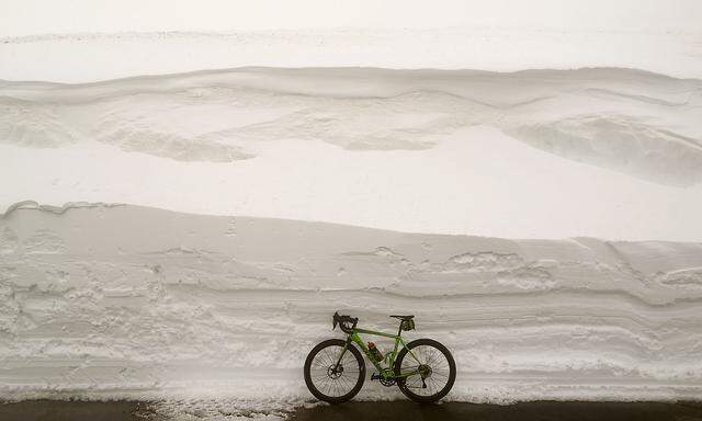 Meterhoch türmt sich der Schnee entlang der freigefrästen Straße oben am Hochtor