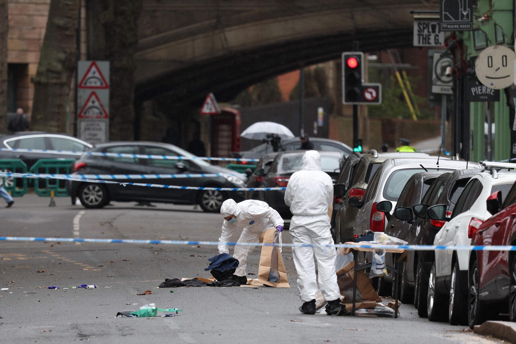 Mann rast in England mit Auto in Gruppe von Fußgängern