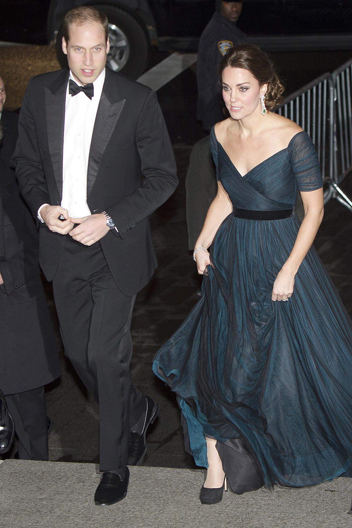 Eine mitternachtsblaue Robe von Jenny Packham legte bei einem Dinner im Metropolitan Museum of Art in New York die Schultern der Herzogin frei.