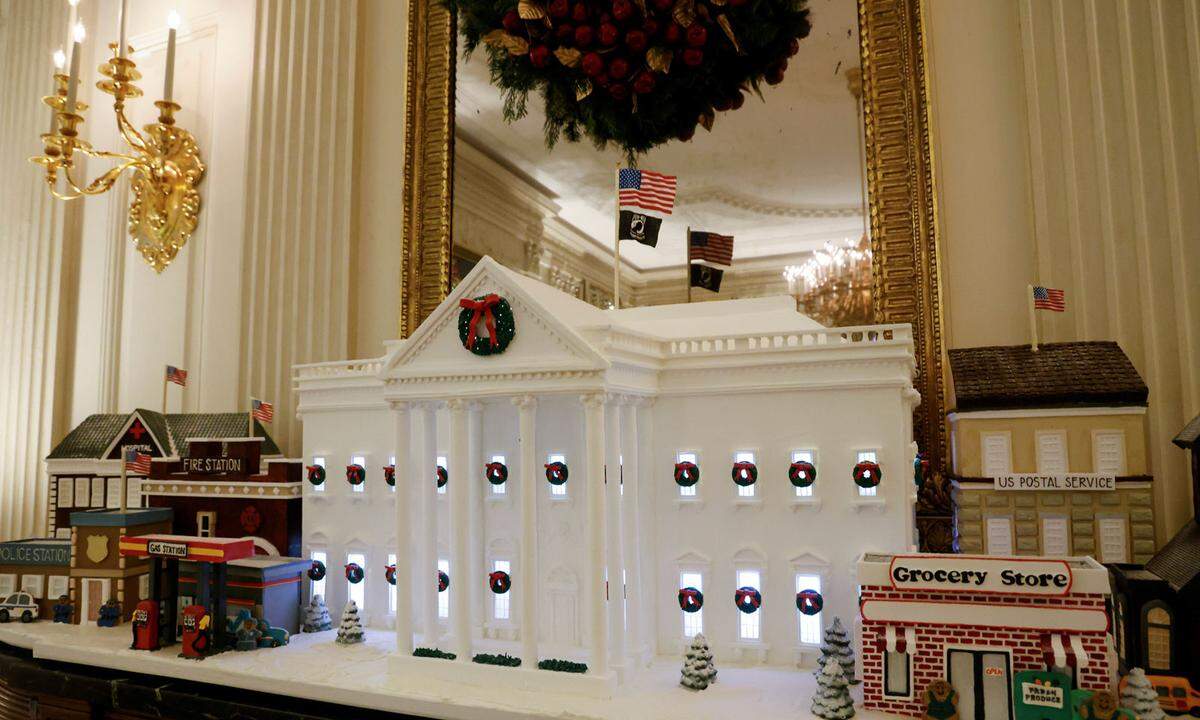 Lebkuchenhaus Deluxe: Das süße Weiße Haus im State Dining Room ehrt die Arbeiter an vorderster Front. Acht weitere Miniatur-Gebäude umgeben die Nachbildung des Hauses des Präsidenten.