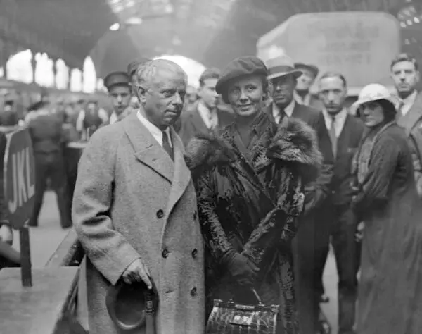 On October 25, 1895, the young Max Reinhardt wrote in his diary: “I now go to Monopol almost every day in the afternoon to read the newspapers.” (pictured: Reinhardt with his wife Helene Thimig in London in 1935)
