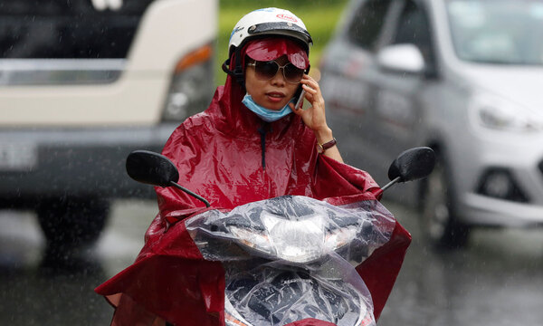 Der Regen hüllt Hanoi in Melancholie und Plastik. 