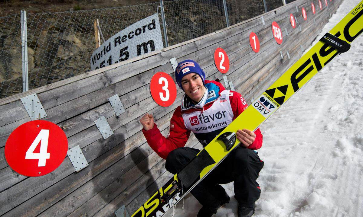 Nach zwei WM-Goldmedaillen, dem Skiflugweltrekord (253,5 Meter) und dem Gewinn der mit 60.000 Euro dotierten „Raw-Air“-Serie kann der Salzburger, 23, beim Saisonfinale in Planica seinen ersten Weltcupgesamtsieg, zudem die kleine Kugel im Skifliegen perfekt machen. Bei der Tournee musste Kraft noch den Polen um Kamil Stoch den Vortritt lassen, danach aber hob er zu neun Podestplätzen in Serie ab, darunter fünf Siege