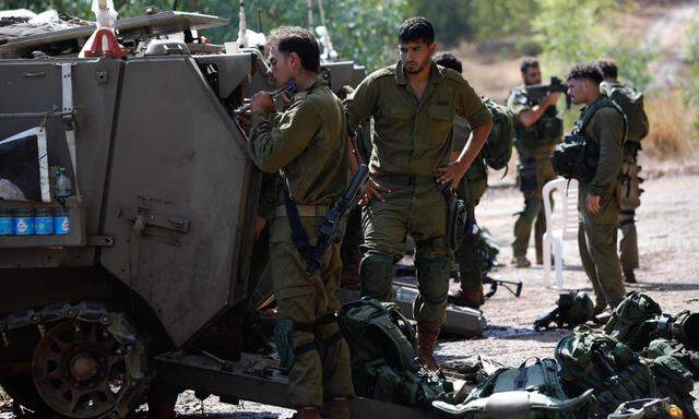 Israelische Soldaten in der nördlichen Stadt Kiryat Shmona nahe der Grenze zum Libanon. Seit dem Beginn des Krieges zwischen Israel und der Hamas im Gazastreifen haben auch die Spannungen an der israelisch-libanesischen Grenze zugenommen.