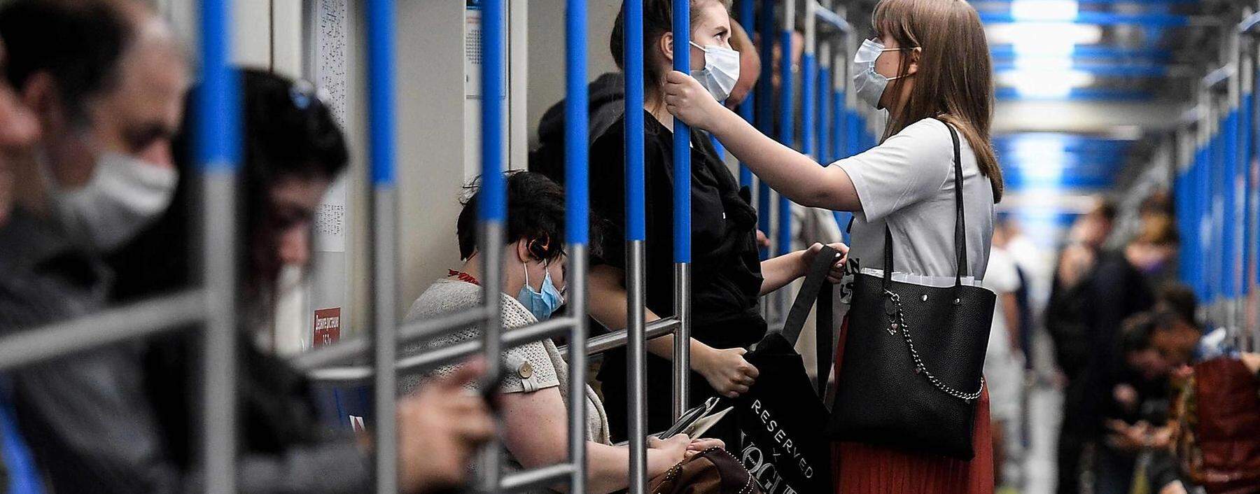 Berechtigte Angst vor Innenräumen: ein U-Bahn-Zug in Moskau, wo auch Maskenpflicht herrscht.