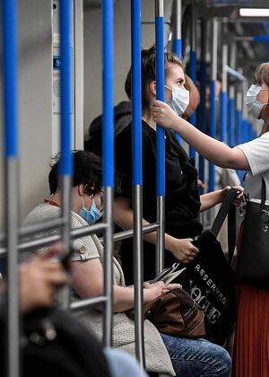 Berechtigte Angst vor Innenräumen: ein U-Bahn-Zug in Moskau, wo auch Maskenpflicht herrscht.