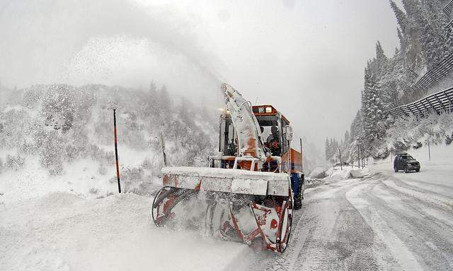 Morgen wird man wohl wieder  Winterdienstfahrzeuge am Arlberg sehen.