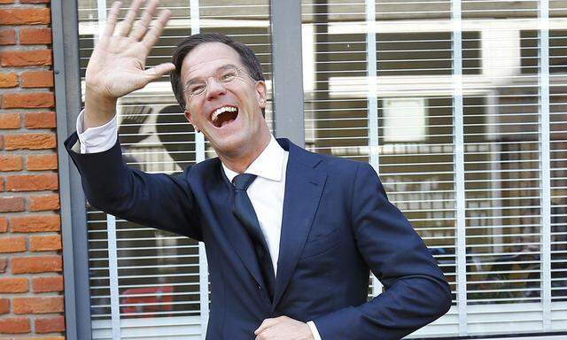 Mark Rutte, hier beim Wahllokal, hat Grund zum Jubeln.