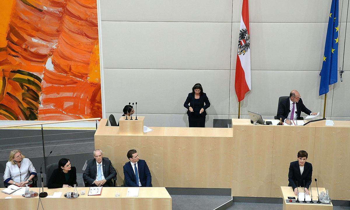 Die Antragsstellerin: Pamela Rendi-Wagner bei ihrer Rede während der "Dringenden Anfrage" an Kurz. Im Hintergrund: der Erste Nationalratspräsident Wolfgang Sobotka (ÖVP)