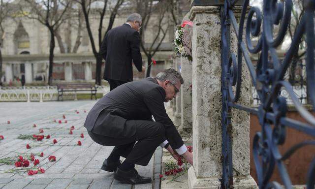 Deutschlands Innenminister, Thomas de Maizière, legte am Anschlagsort in Istanbul als Zeichen der Trauer rote Nelken nieder.