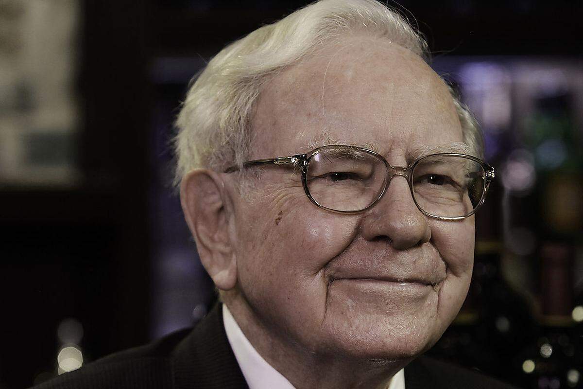 Alter: 85Vermögen: 62,4 Milliarden Dollar Auch mit Mitte 80 denkt die amerikanische Investorenlegende Warren Buffett nicht ans Aufhören. "Ich plane zu arbeiten, bis ich über hundert bin", versprach Warren Buffett. Im Sommer feierte er schon einmal sein 50. Dienstjubiläum als Chef der Gesellschaft "Berkshire Hathaway". 