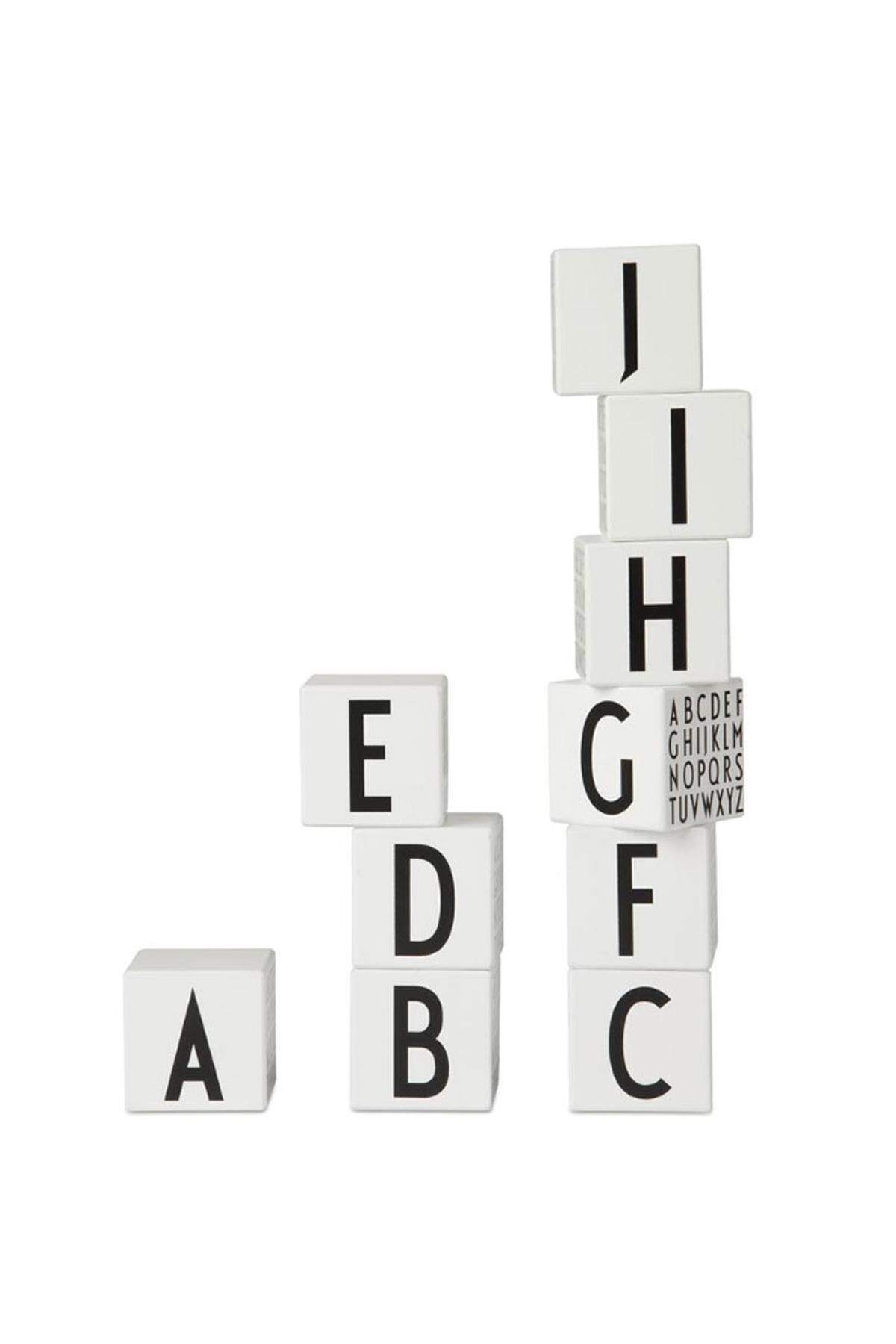 Früherziehung mit Stil. Die Bauklötze der dänischen Marke Design Letters zeigen alle Buchstaben des Alphabets in der Arne Jacobsen Typographie.