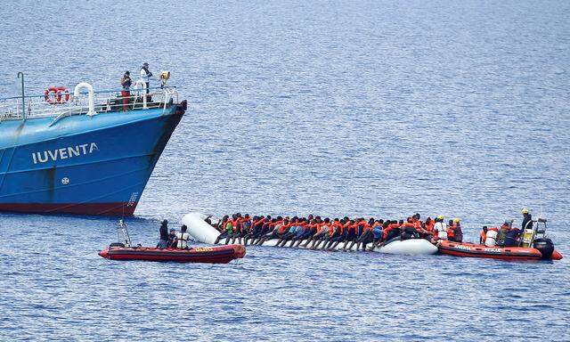 NGO-Schiff 'Juventa' und Flüchtlingsboote