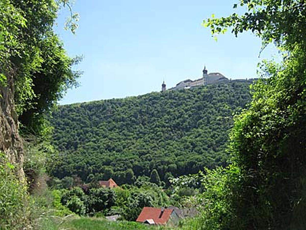 Ausgangspunkt der Wanderung ist das Benediktinerstift Göttweig, von Wien bequem per Zug erreichbar (Station Kleinwien oder Furth bei Göttweig). Nach einer Besichtigung des "österreichischen Montecassino" führt der Weg den Hang hinab Richtung Norden ...