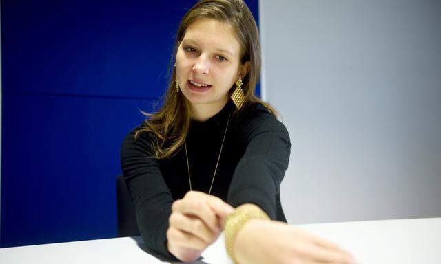 Marie Boltenstern präsentiert ihren Goldschmuck aus dem 3-D-Drucker.