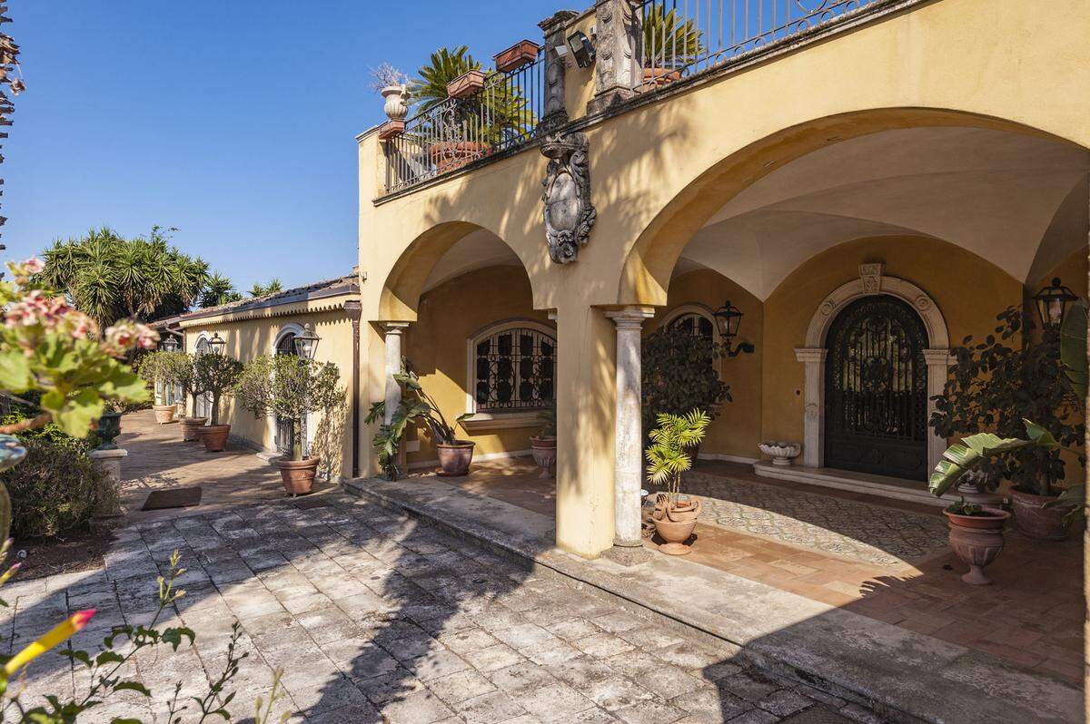 In Valverde, wenige Kilometer von der historischen Hafenstadt Catania entfernt, wird diese historische Villa aus dem 19. Jahrhundert angeboten. Die aktuellen Eigentümer haben bei der Renovierung zahlreiche Originaldetails erhalten.