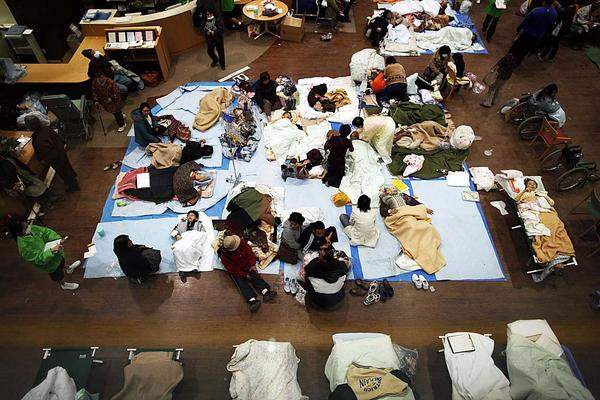 Die Krankenhäuser sind hoffnungslos überfüllt. Die weniger stark Verletzten liegen im Krankenhaus von Ishinomaki auf dem Boden.