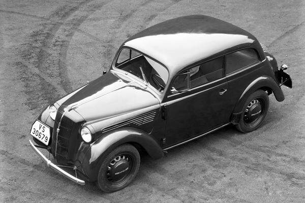 1928 ist Opel mit 44 Prozent aller produzierten Kraftfahrzeuge der größte Fahrzeughersteller im Deutschen Reich. Trotzdem werden in dieser Zeit wegen der Wirtschaftskrise alle Unternehmensanteile an General Motors verkauft.   Im Bild: Der erste Kompaktwagen der Firma, ein Opel Kadett 1936.