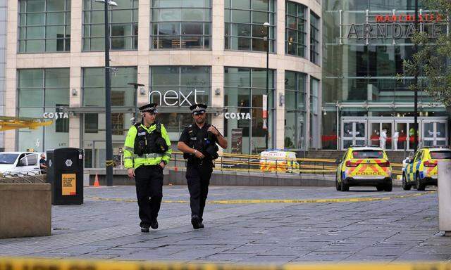 Sicherheitskräfte nach der Messerattacke in Manchester.