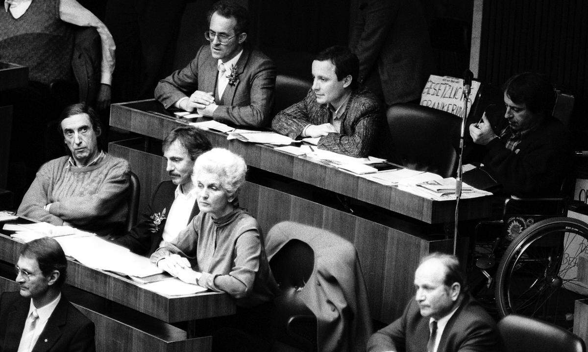 Die Einigkeit der Grünen hielt nicht lange an, Josef Buchner (links oben), der von den "Vereinten Grünen" gekommen war, schied bald aus dem Parlamentsklub aus und trat 1990 wieder mit seiner ursprünglichen Liste an. Erfolgreich war er damit nicht, Buchner blieb unter zwei Prozent.