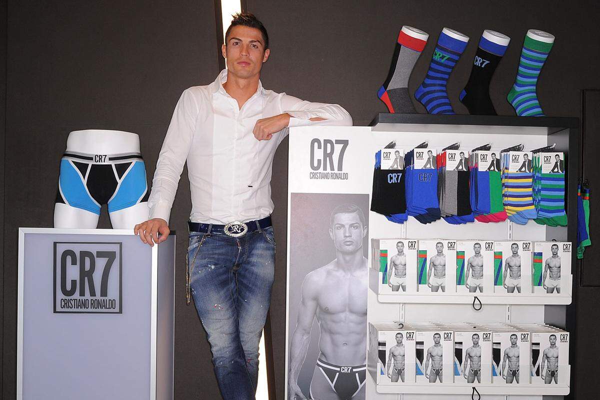 Die bunte Wäsche hat er mittlerweile auch schon in der Teamkabine von Real Madrid verteilt. Abwehrspieler Pepe war sogar so begeistert, dass er Ronaldos Unterwäsche sofort anprobierte. Und forderte: „Du musst mir mehr davon schicken."